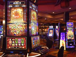 Pemain menggunakan perangkat mobile untuk bermain Live Casino di love789